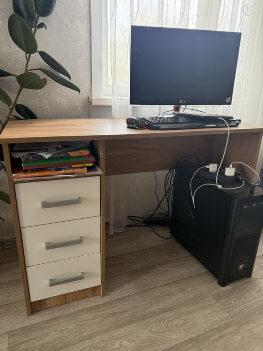 Продам  компьютерный стол в отличном состоянии