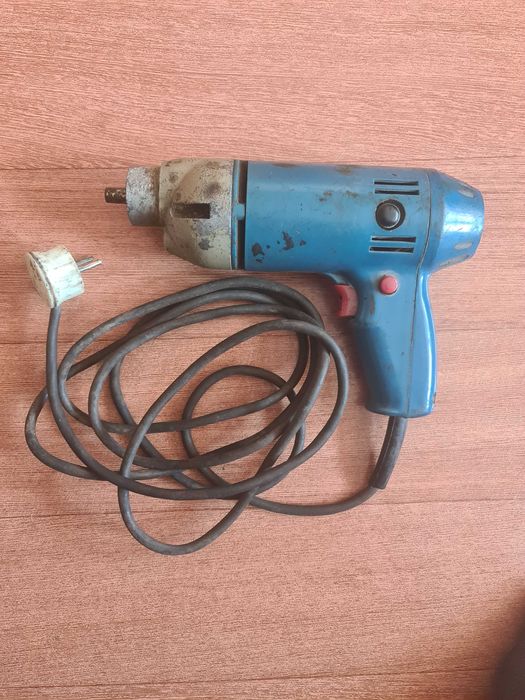 Советская электродрель ИЭ 1003Б в рабочем состоянии .