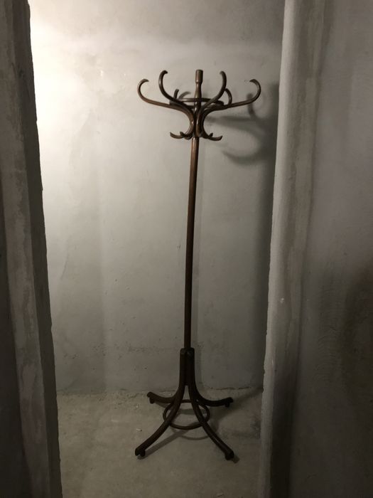 Ретро  /  Дървена / свободностояща  /  закачалка. .