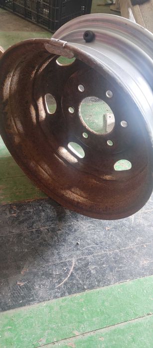 Един брой джанта 14 цола от мазда.