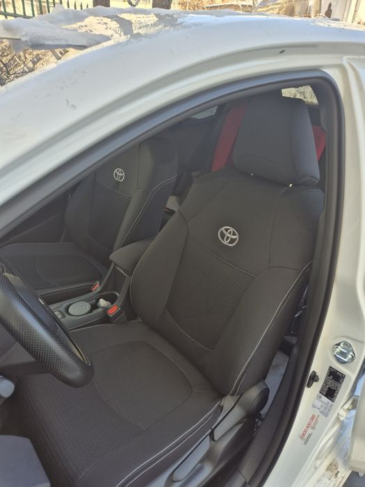 Huse auto Toyota Corolla sedan si Cross, Yaris Cross