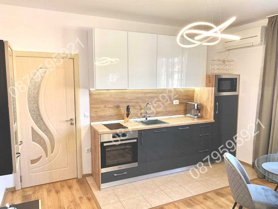 Дава се под наем Двустаен апартамент в Бургас, Център - 70 кв.м за 561 € - Снимка #2