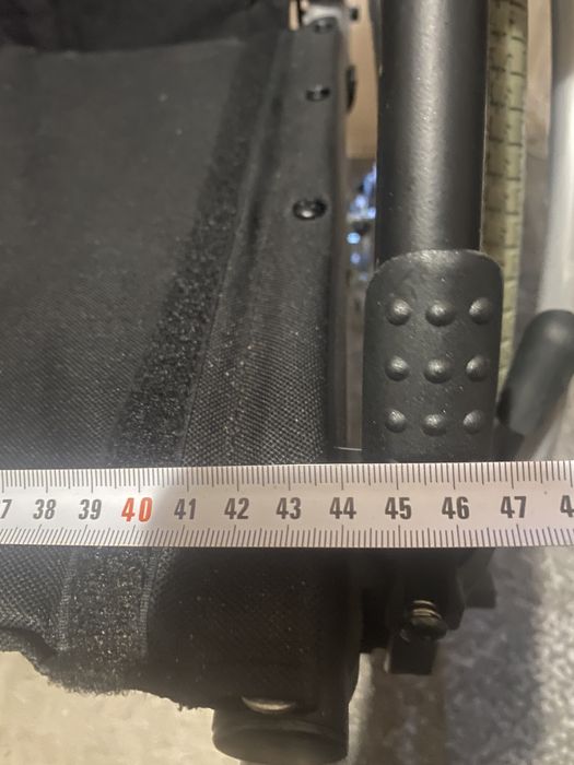 Carucior handicap scaun cu rotile batrani fara suport pentru picioare