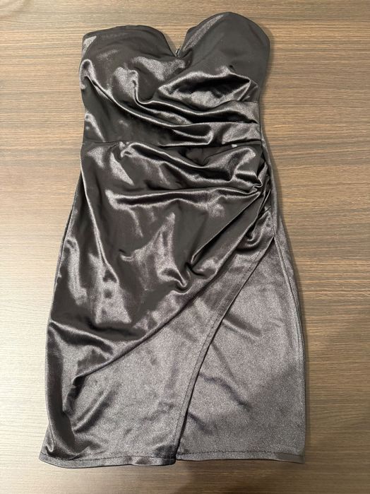 Сатенена черна рокля