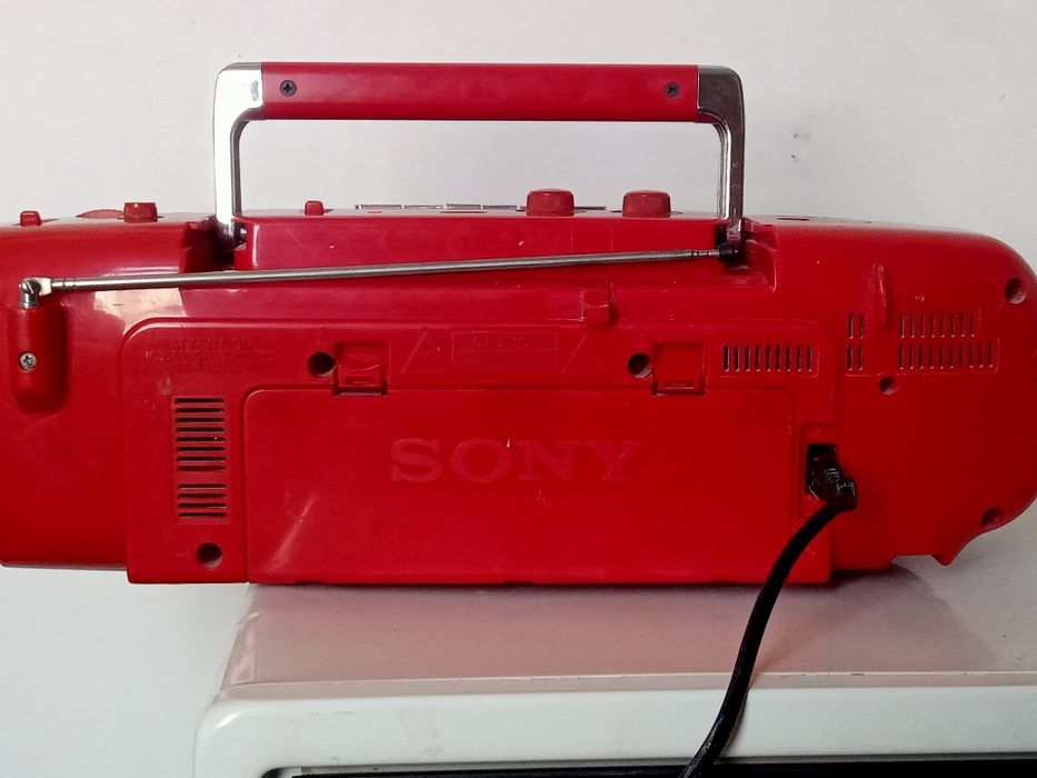 Магнитола SONY работают  FM есть