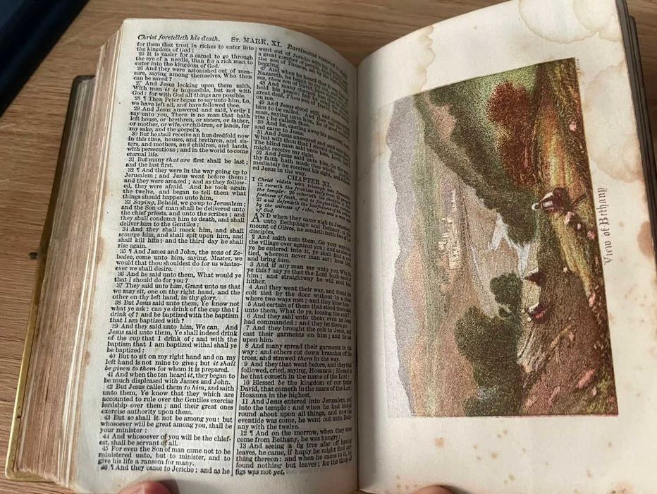 Biblia / Biblie veche, an 1880,  engleza, pagini aurite pe lateral + incuietoare, Coperta piele, 14x9x3 cm