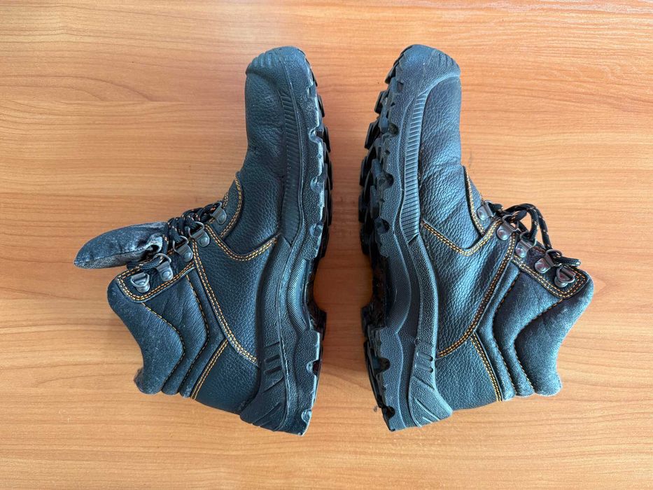 Работни обувки / защитни боти – номер 42