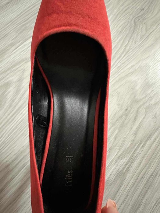 Обувки на нисък ток