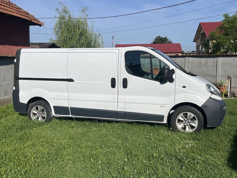 Opel vivaro 1.9 mai multe detalii in privat