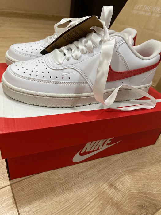 Нови оригинални дамски обувки Nike