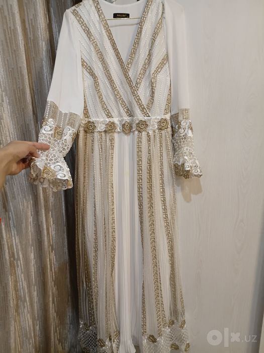 Oq tilla naqshlar bn bezalgan ko‘ylak sotiladi. Pollini made in Turkey