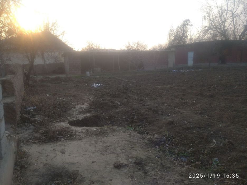 SUROSHNIY uy sotiladi gaz suv svet bor xama sharoyiti bor