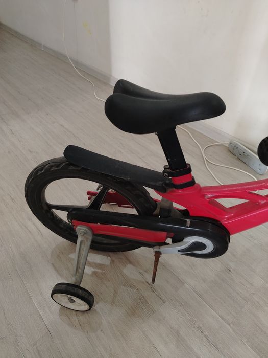 Детский велосипед красний