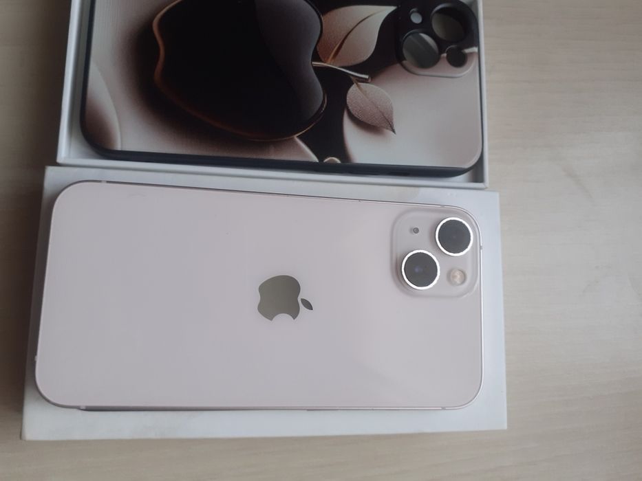 Telefon iPhone 13.