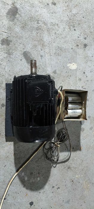 Vând motor trifazic cu cutie condensatori pentru funcționare la 220 v