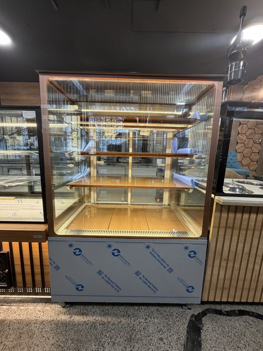 Хшадилна витрина сладкарска