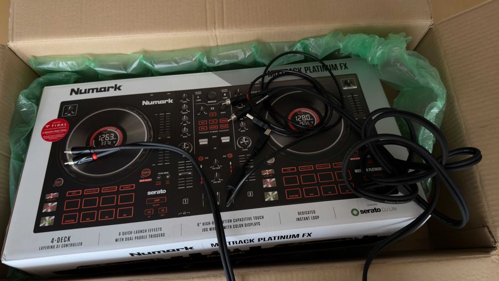 Numark Mixtrack Platinum FX DJ контролер