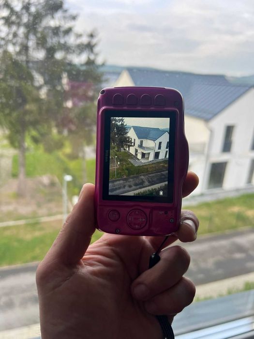 Aparat foto digital Nikon Coolpix S32 Roz Pink rezistent la apa si socuri culoare superba cu card,cablu incarcare si baterie originala, poze super