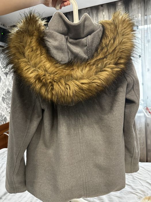 Късо палто ZARA с пухена качулка, размер S – много запазено