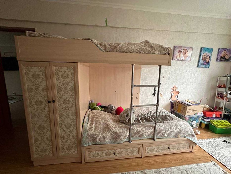 Продам двухярусную кровать со встроенным шкафом