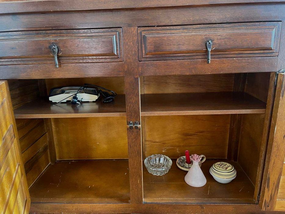 Античен италиански бюфет с надстройка – масивно дърво и метален обков