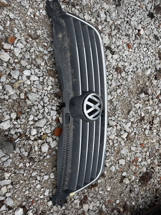 Оригинална предна решетка за VW Passat B5.5
