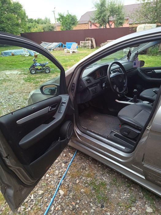 Vând Mercedes B 200