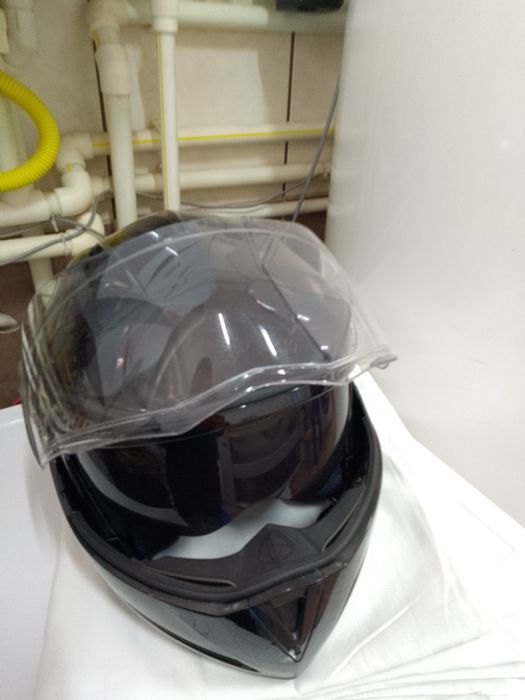 Vând casca de motociclist