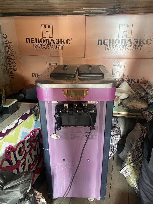 Морожный аппарат вместе холодильникам