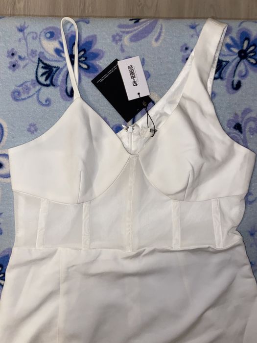 Елегантна бяла рокля с етикет