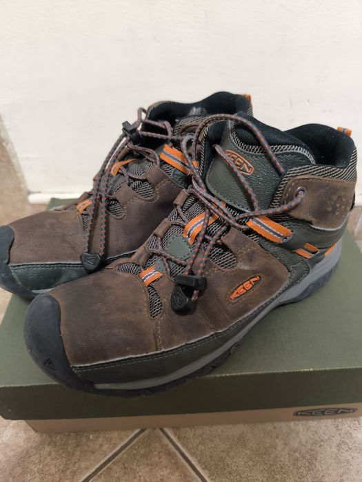 Обувки        Keen