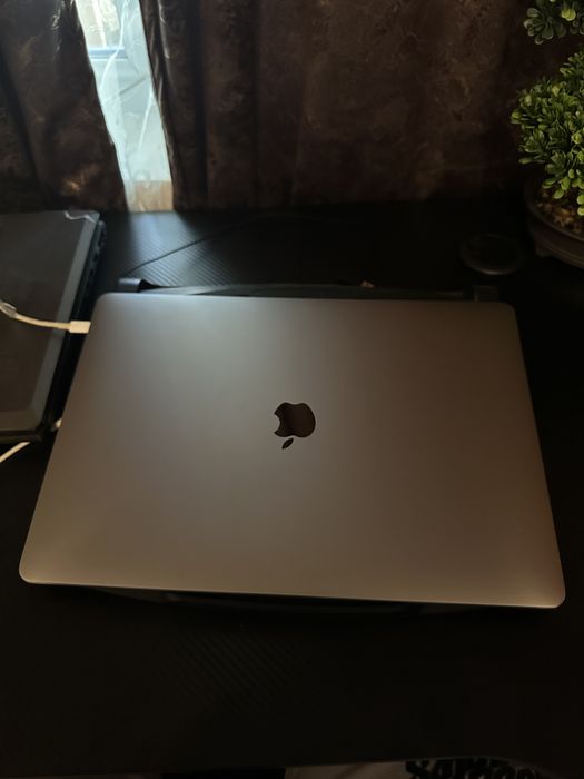 MacBook Pro 2019 TouchBar - i7 16gb ram Radeon Pro 560X 4Gb