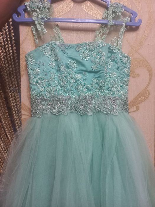 Вечерние платья берёзового и белого цвета  на продажу