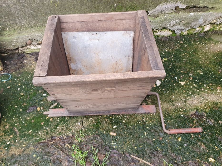 Дървено корито ,дялън камък,кош за декорация. Телевизор стар.Часовник