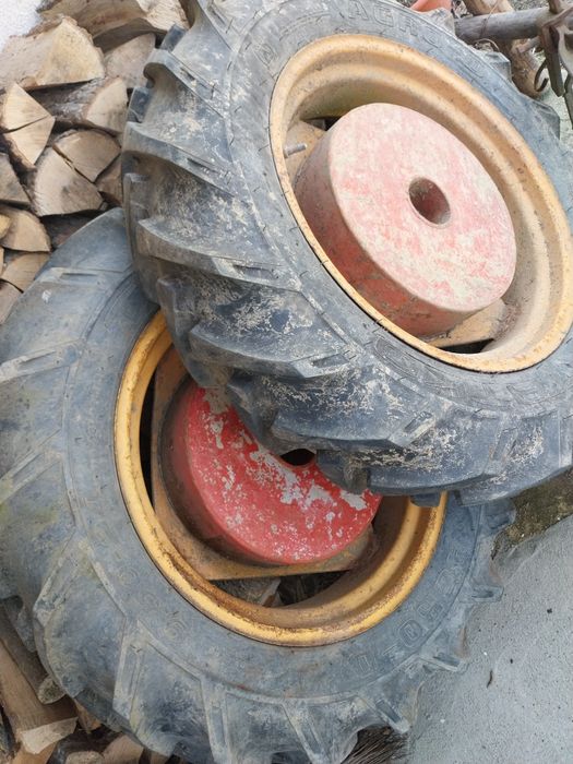 Vând cauciucuri tractor cu tot cu jante și contra greutăți