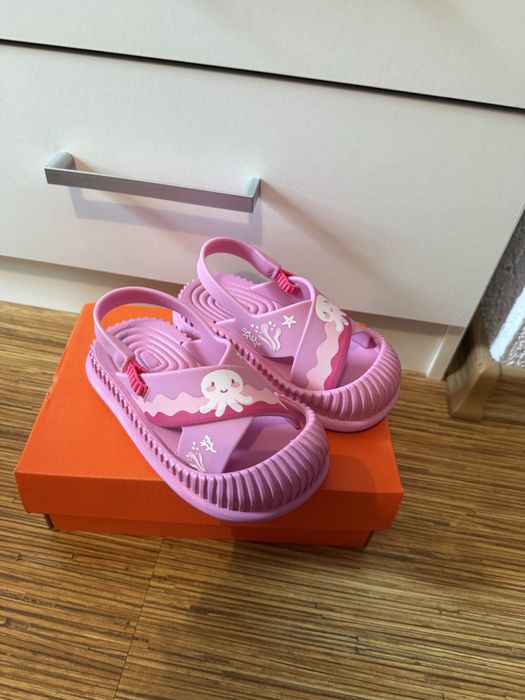 Изключително запазени детски обувки!