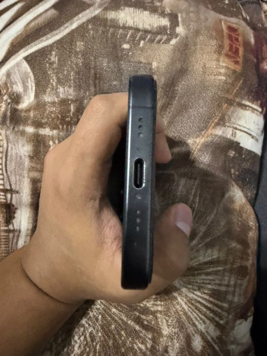 Iphone 15 pro black titan звоните