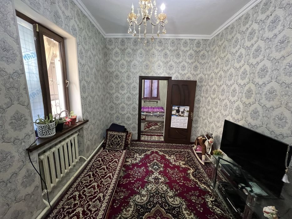 Murobod tumanida 2,3 sotix  6 xona uy