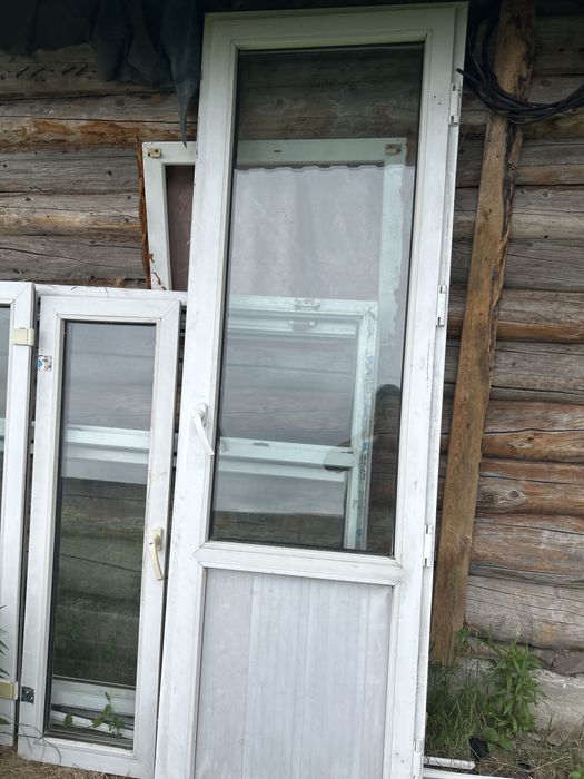 Продаю пластиковый дверь пластиковые окна