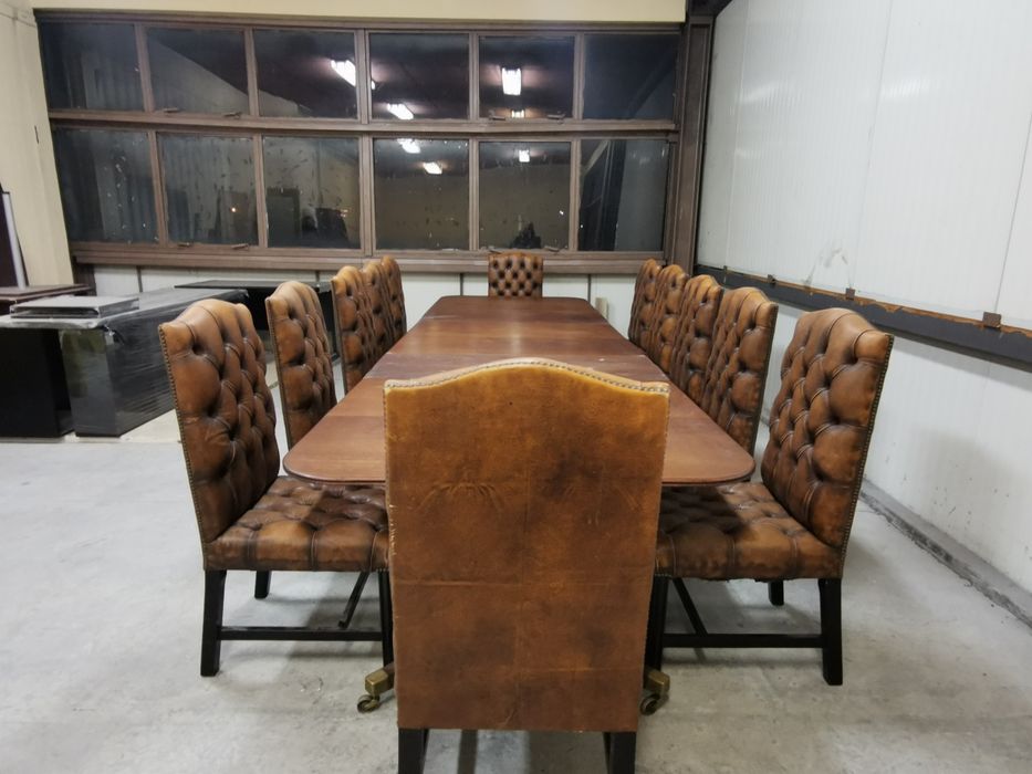 Оригинален луксозен комплект Chesterfield с маса от махагон и 12 стола