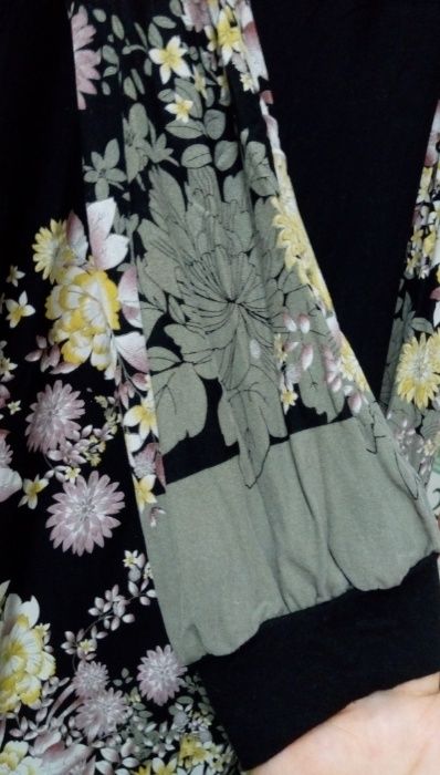 Черна рокля с цветни японски мотиви