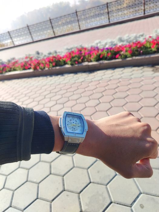В продаже новые наручные часы