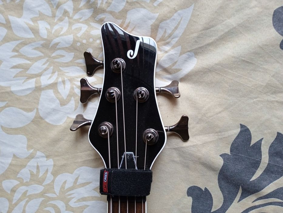 Бас китара пет струни-Джаксън-Спектра