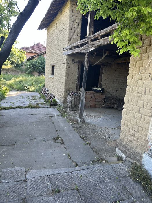 Продава се къща в град Летница
