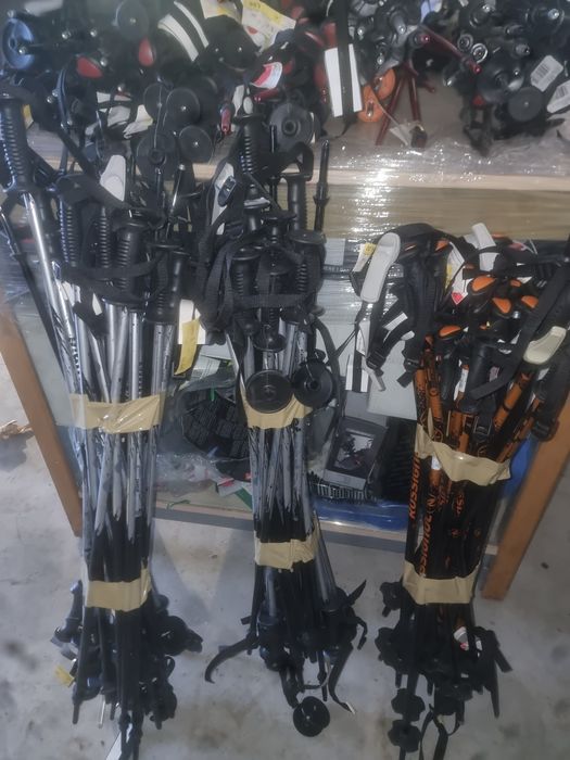 Vând stoc de echipamente penru ski și snowboard