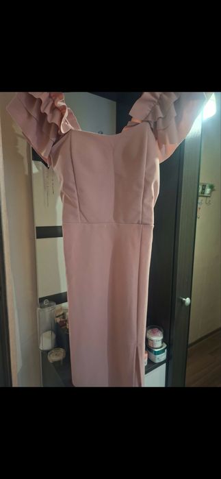 „Чисто нови елегантни дамски рокли размер M“