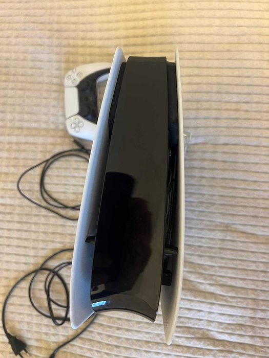 Vând PlayStation 5 Slim 1TB – ca nou, garanție până în 2026