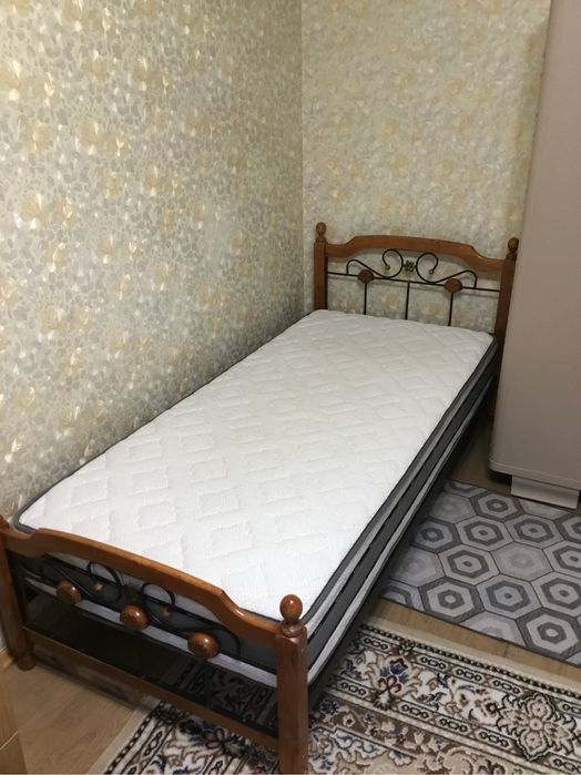 Кровать с матрацем, в отличном состоянии
