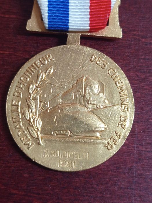 Стар позлатен медал