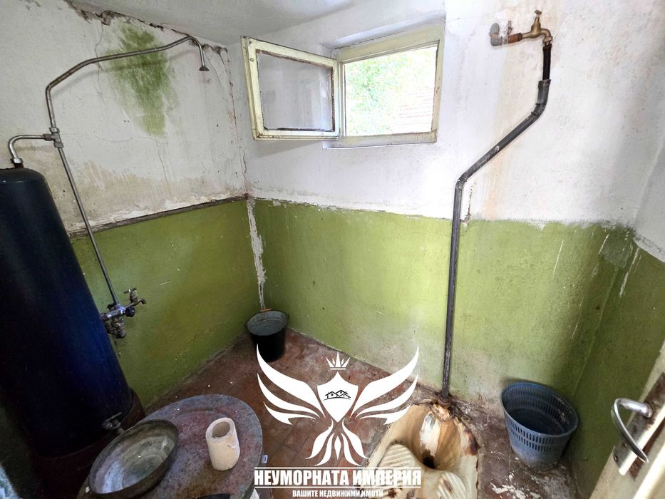 Продавам триетажна къща 150РЗП с 155кв. двор в село Малево